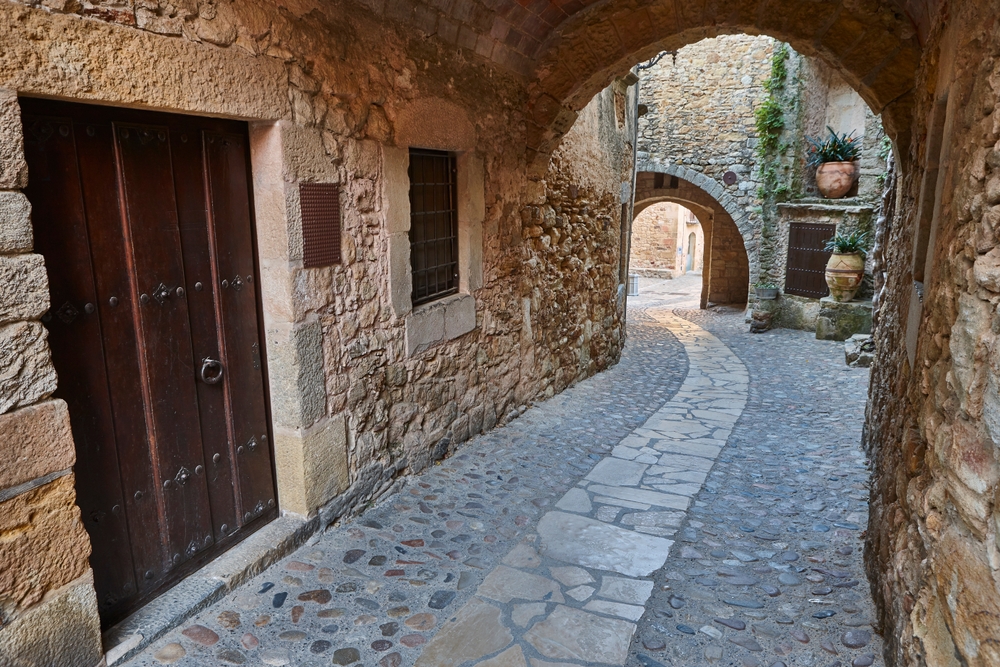 Traditional,Medieval,Alley,In,Pals.,Costa,Brava,,Girona,,Spain